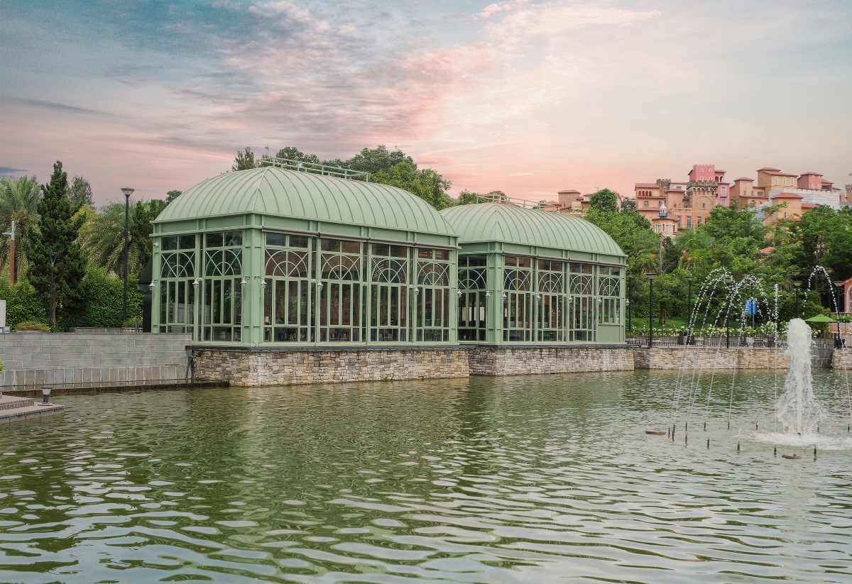 The glass house_web